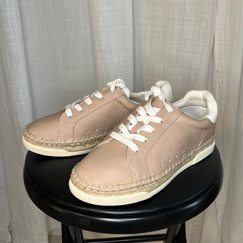 Universal Thread Tan Sneaker Size 6